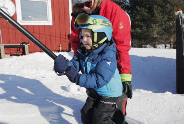 Pojke åker knapplift.
