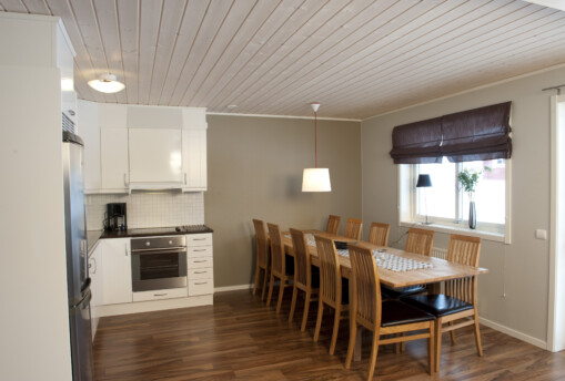 Kök med matbord i stuga.