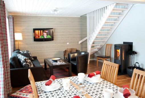 Dukat köksbord i stuga med braskamin.