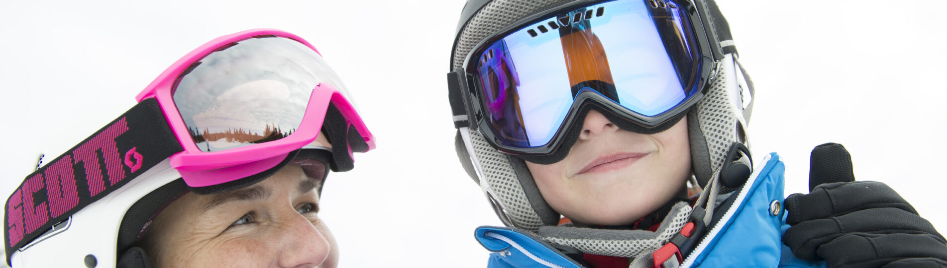 Närbild mamma och son med skidglasögon.