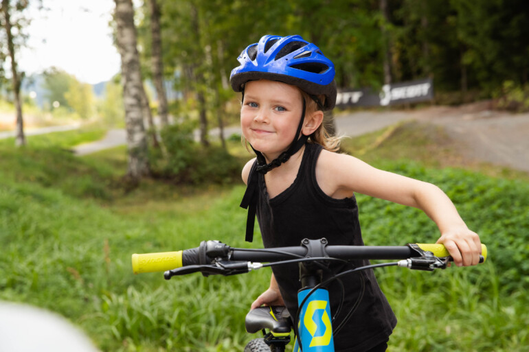 Flicka med mountainbike.