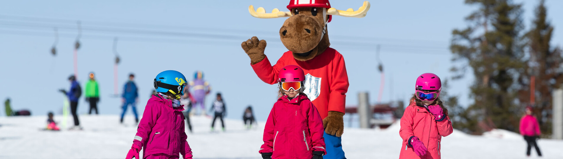 Barn åker slalom med Säfsens maskot Filurius.
