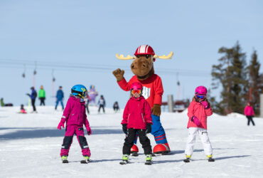 Barn åker slalom med Säfsens maskot Filurius.