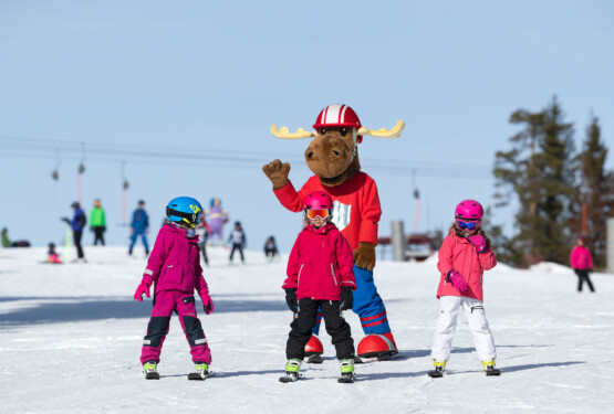Barn åker slalom med Säfsens maskot Filurius.