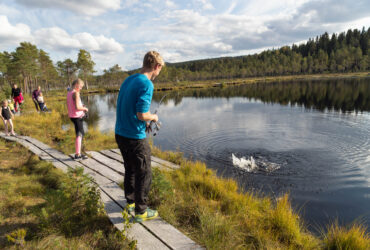 Familj och barn fiskar från land.