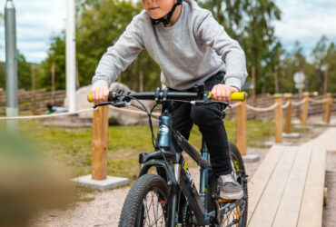 Cykling. Pojke cyklar MTB teknikbana.
