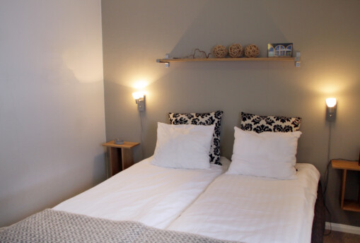 Sovrum enkelsängar i stuga, Säfsen Dalarna.