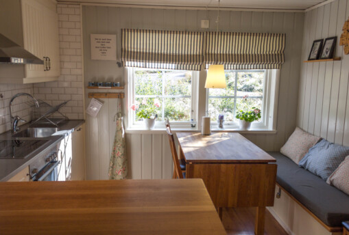 Trivsamt inrett kök i stuga Dalarna