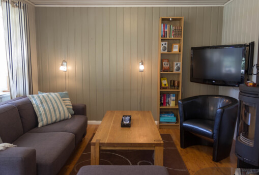 Vardagsrum med braskamin stuga.