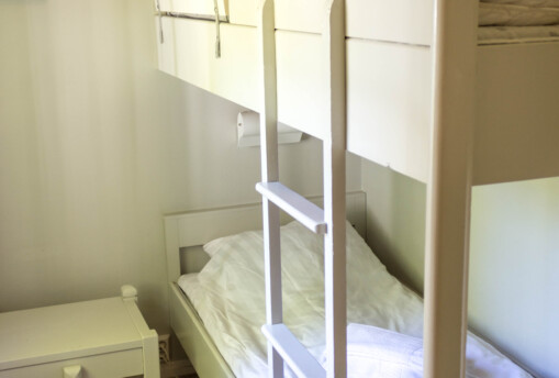 Våningssäng i stuga.