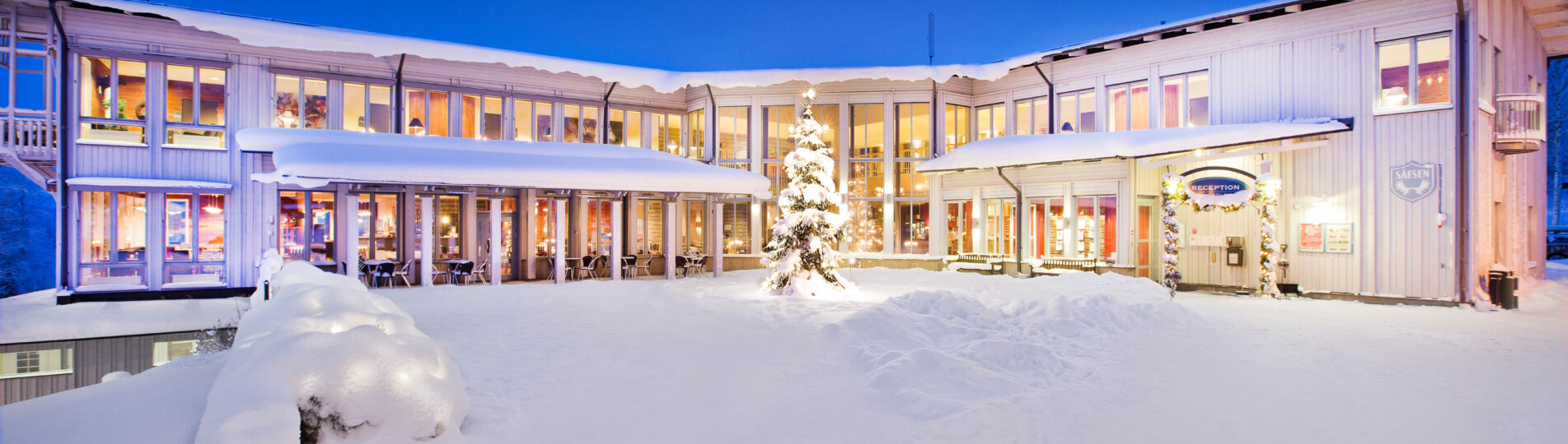 Huvudbyggnaden Hyttan i vinterskrud.