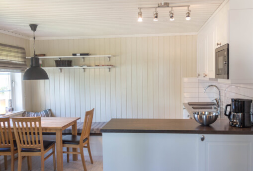Kök med ljus träpanel och furumöbler, Säfsen Dalarna.