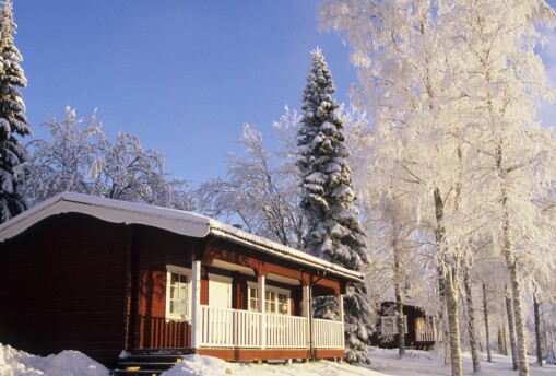 Röd stuga i Säfsen, vinter.