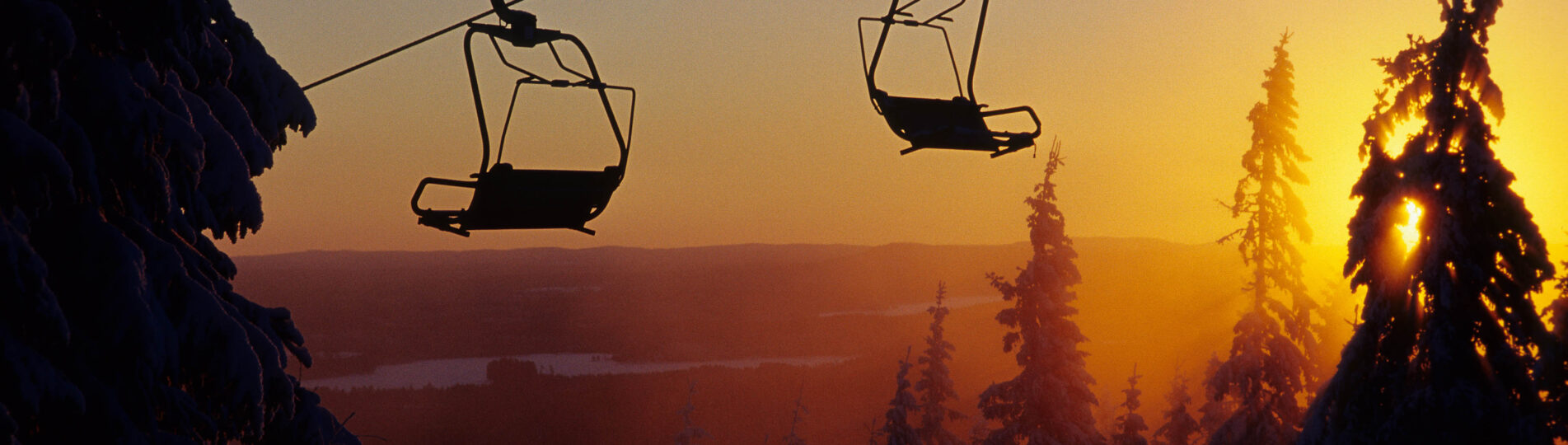 Skidlift i kvällsljus.