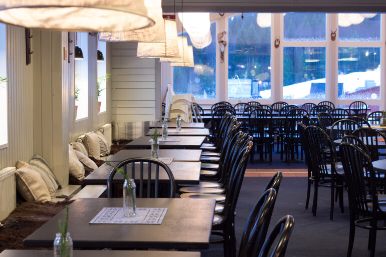 Wärdshusets restaurang med utsikt mot skidbacken
