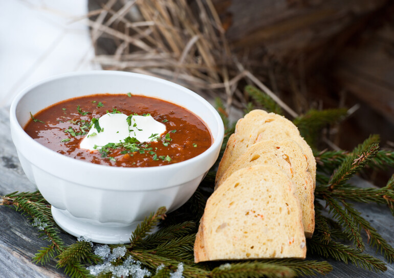 Gulaschsoppa på granbädd med bröd och creme fraiche