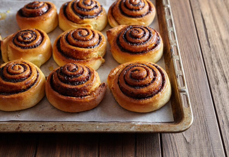 Nybakade kanelbullar på plåt