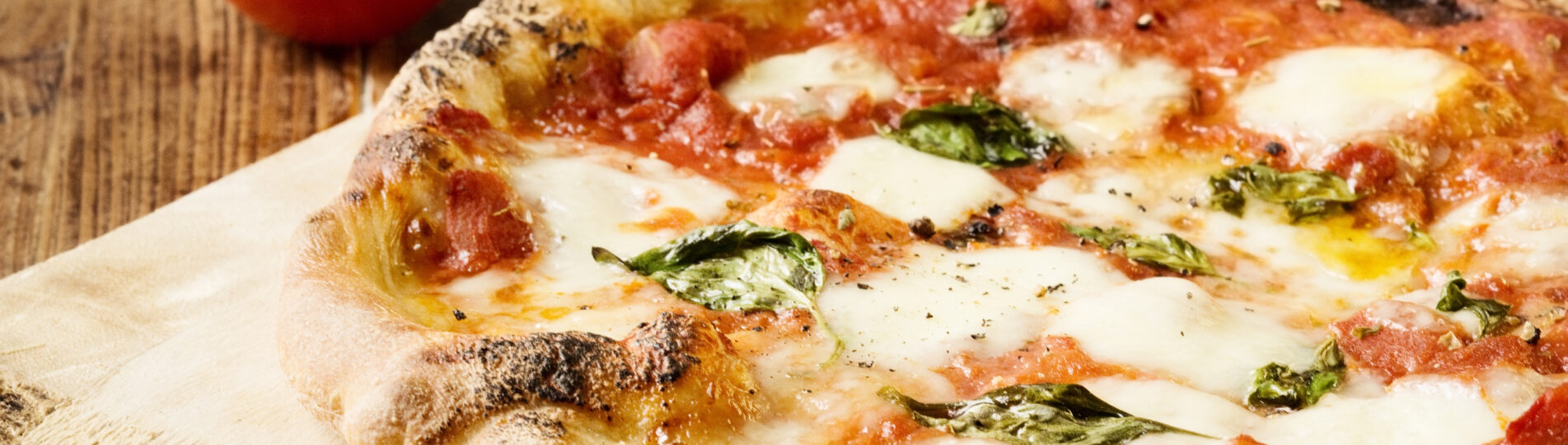 Nybakad pizza med basilika
