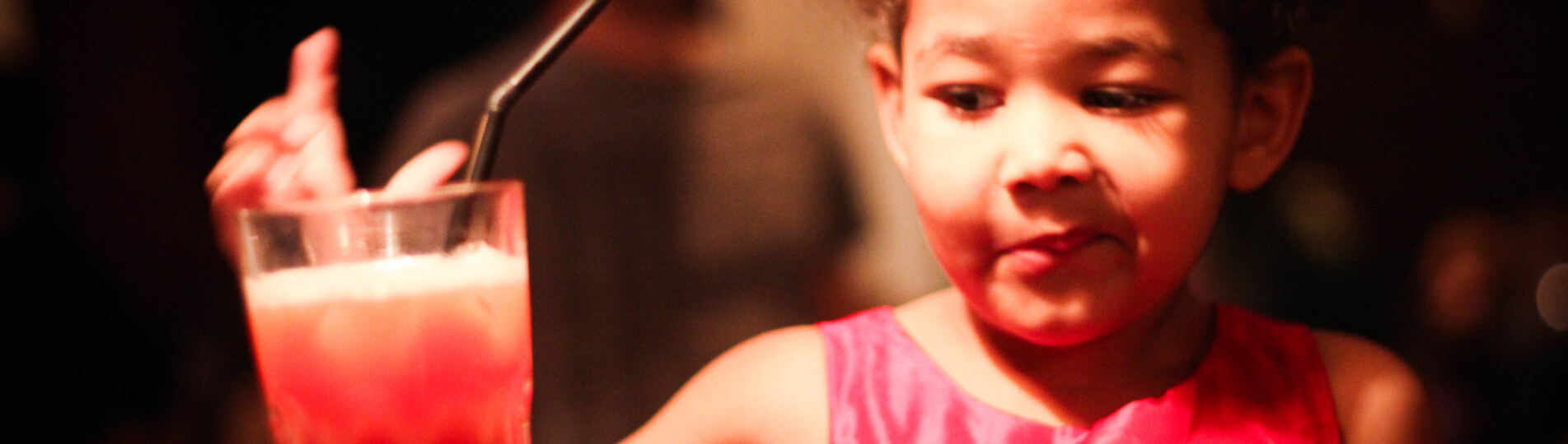 Flicka med barndrink i baren på Filurius disco.