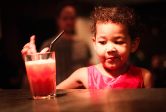 Flicka med barndrink i baren på Filurius disco.