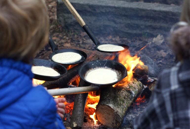 Pannkaksgräddning över öppen eld i Säfsen