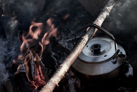 Kaffekok över öppen eld i säfsen