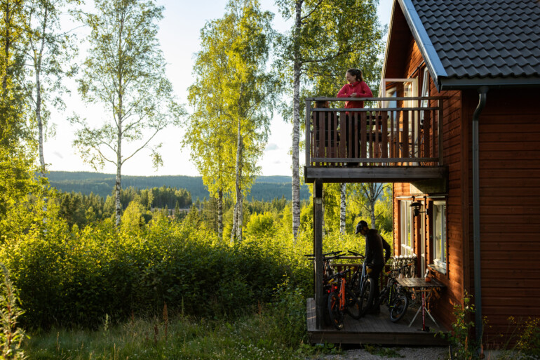 Personer med cyklar vid en stuga i skogen, Dalenhusen i Säfsen