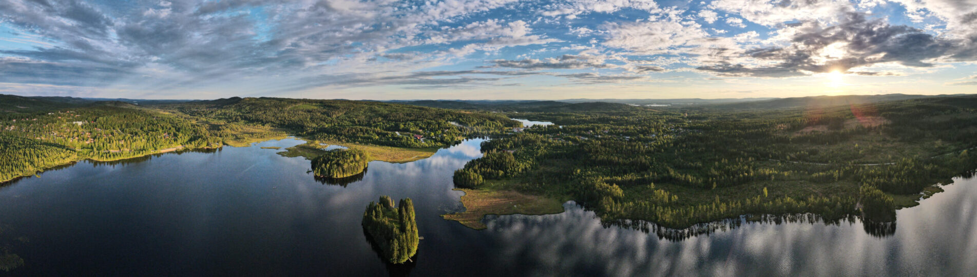 Flygbild över en blank sjö ovh vacker himmel, Säfssjön