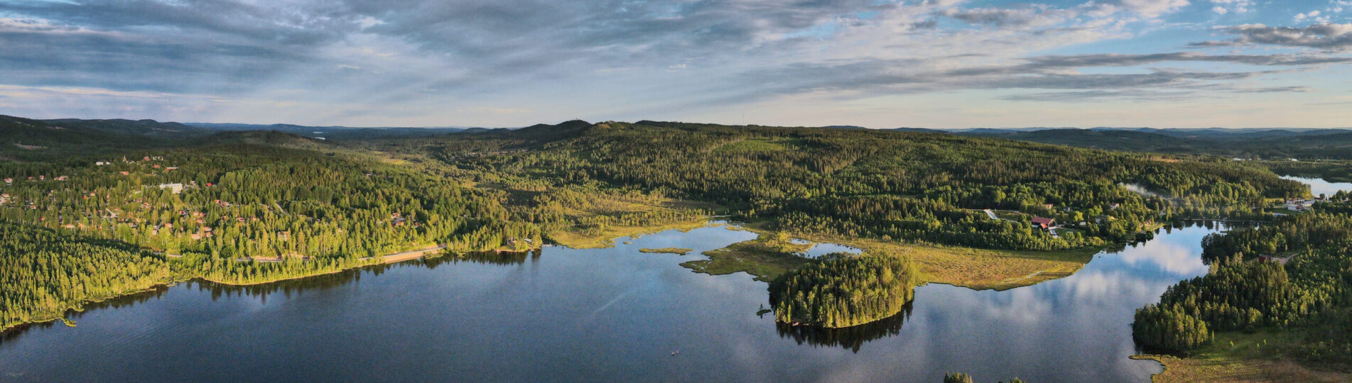Flygbild över en blank sjö ovh vacker himmel, Säfssjön