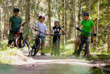 Familj tar en paus på cykelturen i skogen i Säfsen-1087