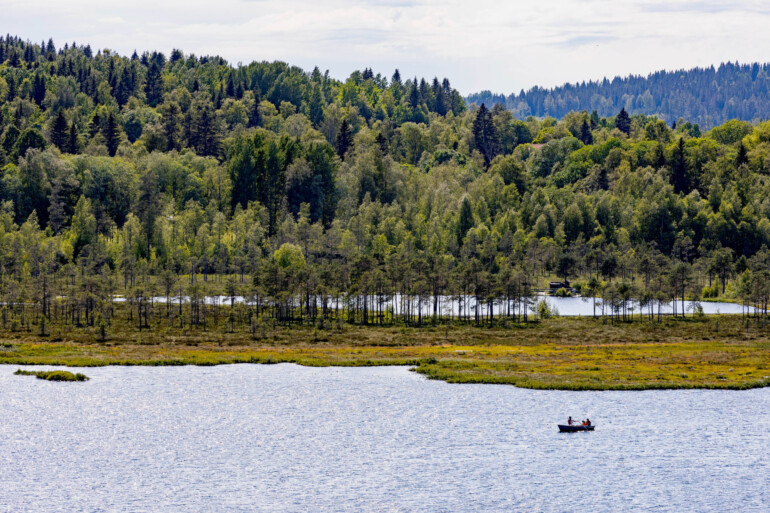 Vy över Säfssjön och en båt-0609