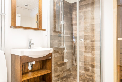 Helrenoverat badrum med ingång till bastu