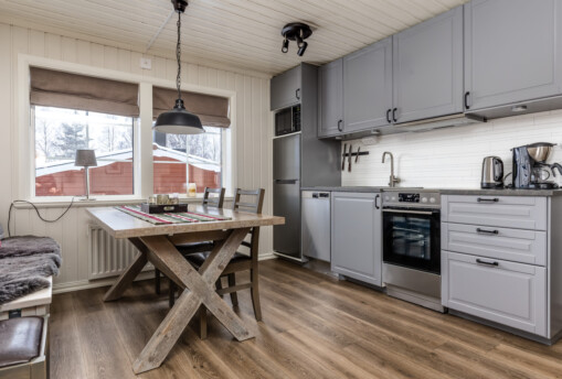 Helrenoverat modernt kök med matplats