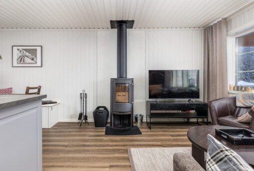 Vardagsrum med värmande kamin