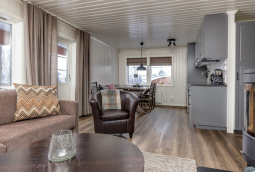 Vardagsrum och kök i öppen planlösning