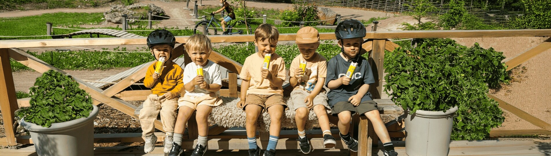 5 små barn som tar en glasspaus ute på en terass