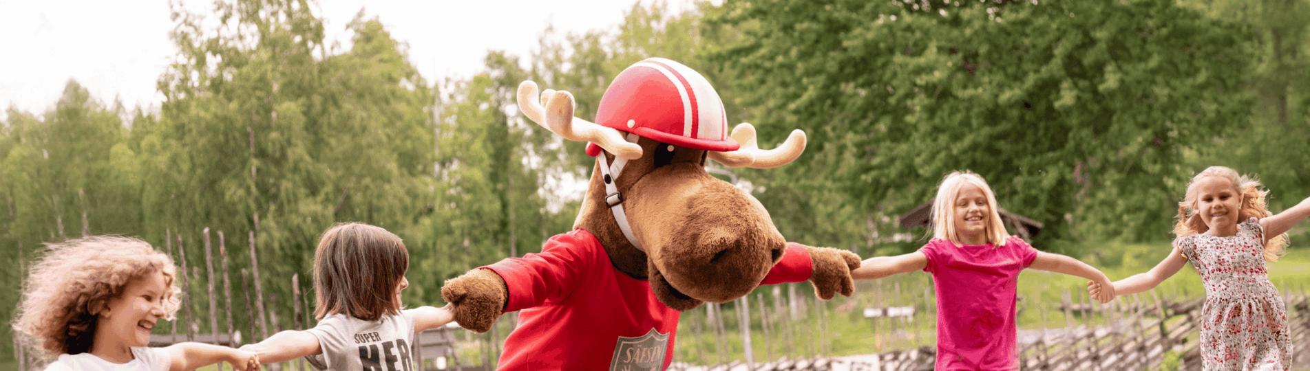 Filurius leker med barnen