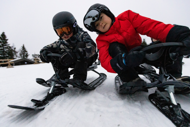 Två pojkar på snowracer