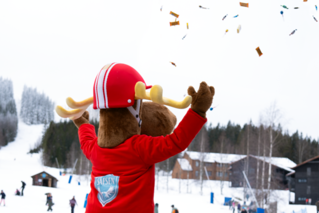 Säfsens maskot Filurius som slänger ut godis