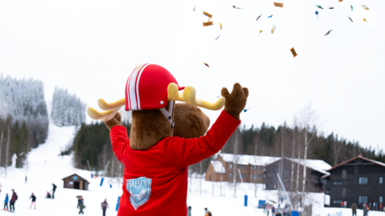 Säfsens maskot Filurius som slänger ut godis